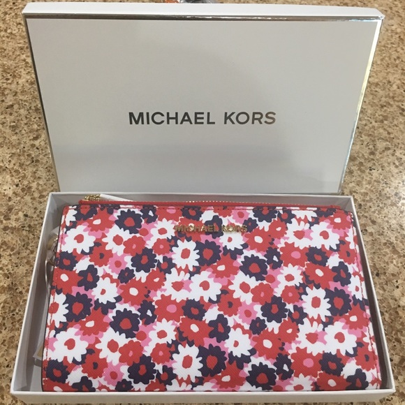 New Michael Kors Multifunction Wristlet - Picture 4 of 5